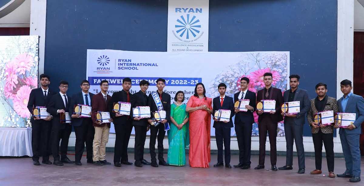 विदाई समारोह में उत्कृष्ट प्रदर्शन करने वाले बच्चे हुए पुरस्कृत